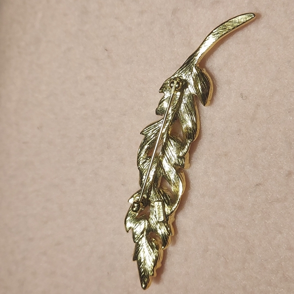 Vintage 1960's Trifari, Rhinestone Leaf Brooch - Picture 5 of 7